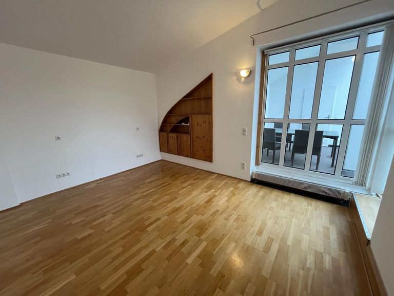 Zimmer mit Zugang zur Terrasse innenhofseitig