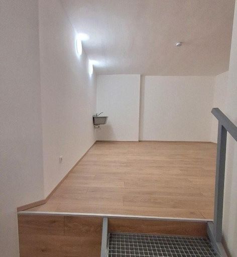 2 Abstellraum mit Waschbecken 1140