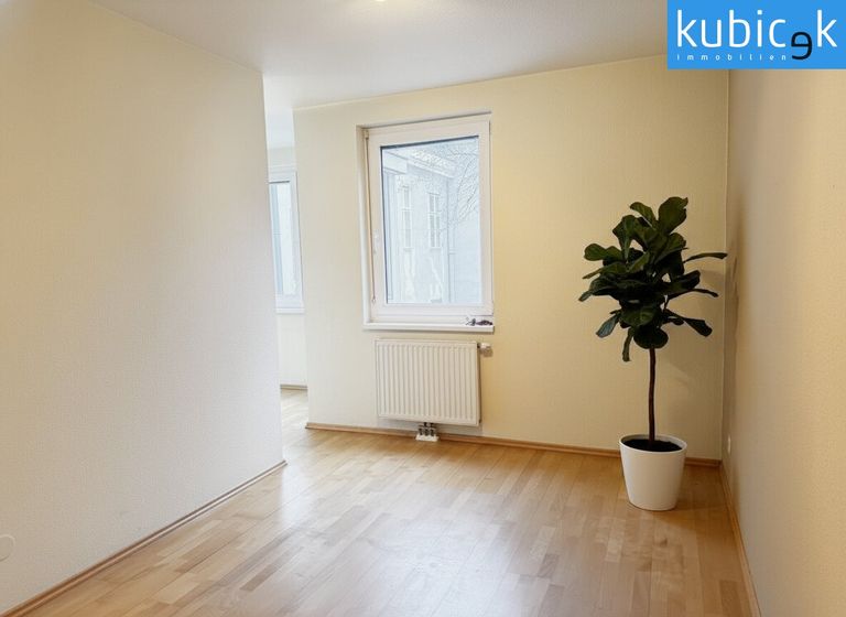 Schlafzimmer mit Blick zum Erker