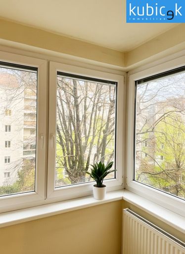 Erker im Schlafzimmer mit Blick in den Garten