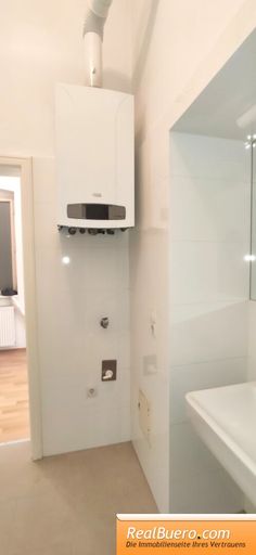 Badezimmer mit Dusche, Handwaschwaschbecken, Waschmaschinenanschluss,