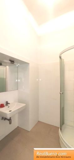 Badezimmer mit Dusche, Handwaschwaschbecken, Waschmaschinenanschluss,