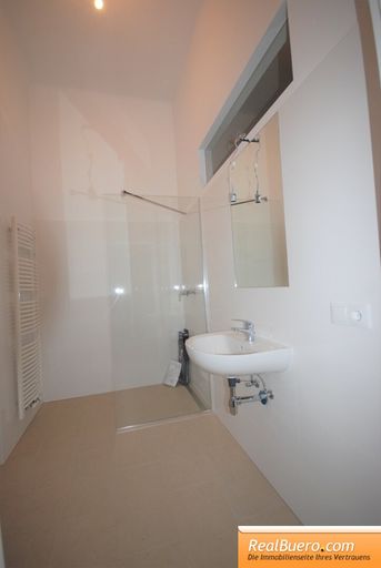 Badezimmer mit Dusche und Waschmaschinenanschluss