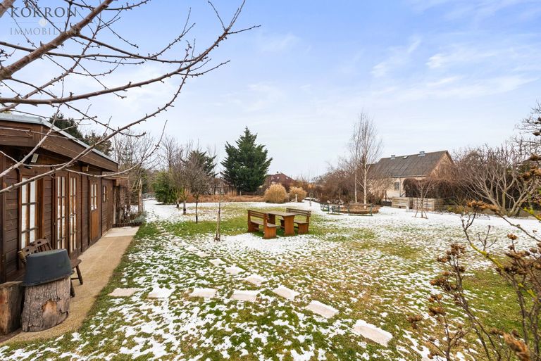 Der parkähnliche Garten mit Gartenhütte