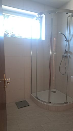 Badezimmer mit Dusche