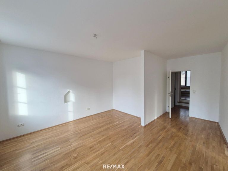 Schlafzimmer mit Zugang zu Bad und WC