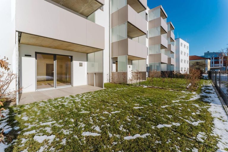Garten mit Loggia & Terrasse