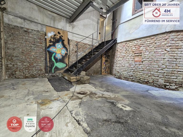 Privater Hof mit Potenzial für Terrasse oder Stadt