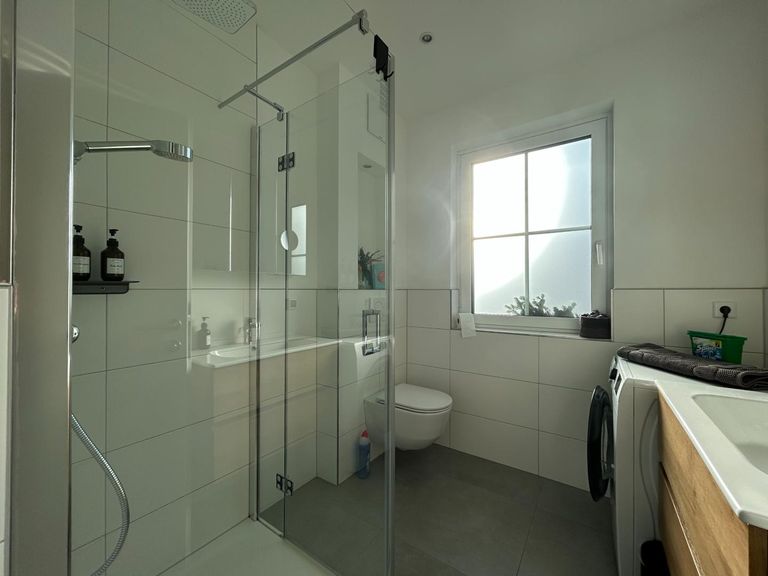 Badezimmer mit Dusche und WC EG