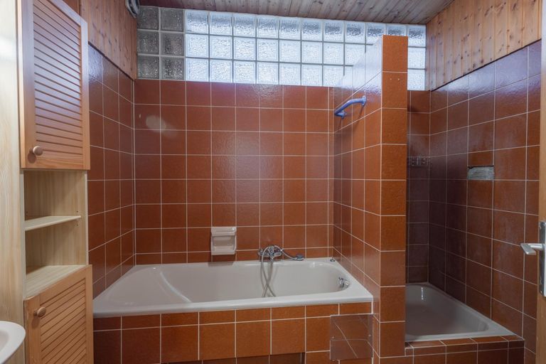 Bad mit Badewanne und Dusche