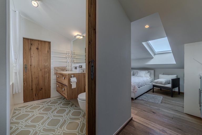 Schlafzimmer mit Bad en suite