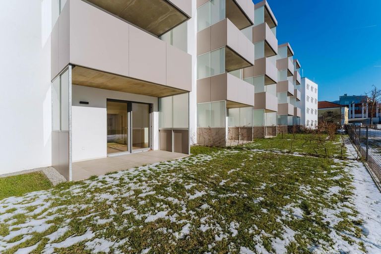 Garten mit Terrasse und Loggia