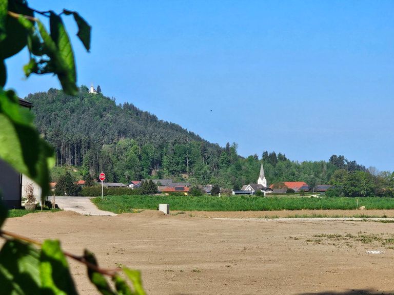Georgiberg und Kirche im angrenzenden Ort