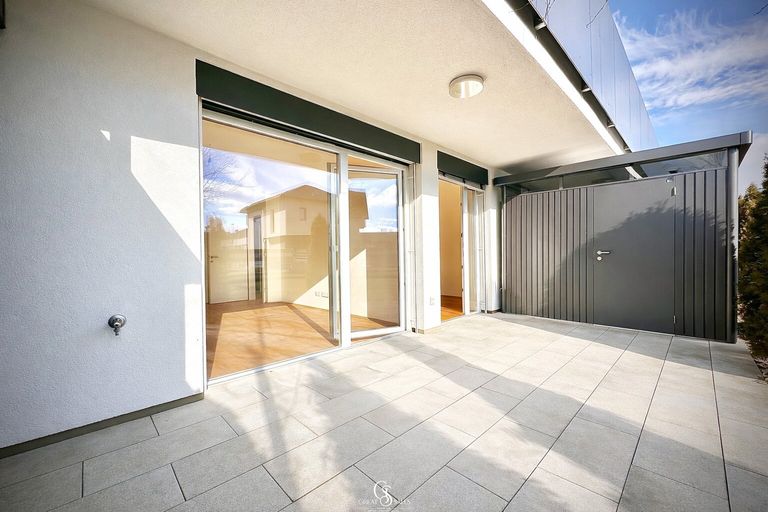 Überdachte Sonnenterrasse - von beiden Zimmern begehbar!