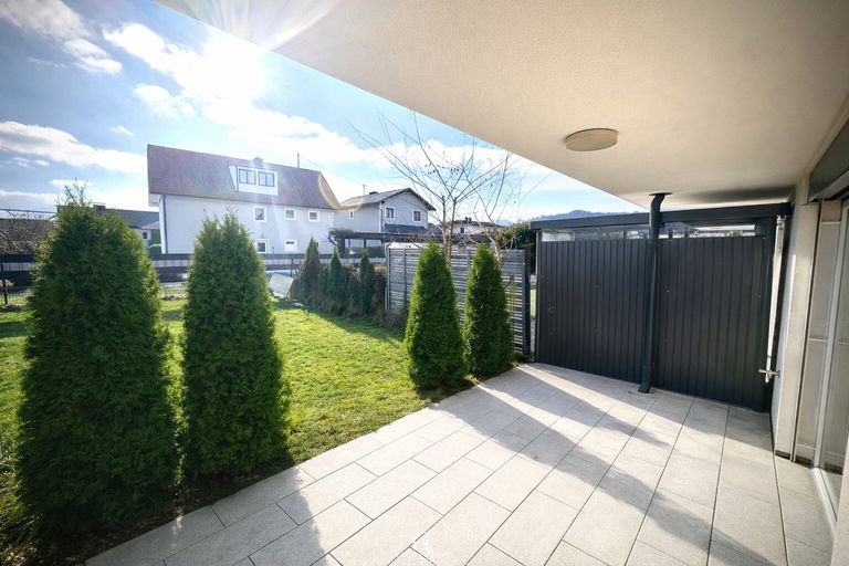 Überdachte Sonnenterrasse mit Blick auf Ihren Garten