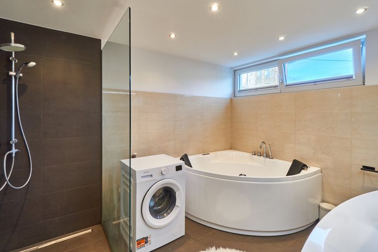 Badezimmer mit Dusche und Badewanne