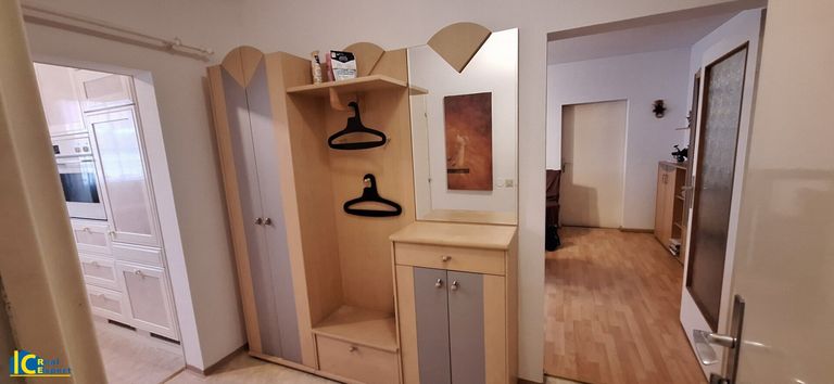 Vorzimmer mit Blick in Küche und Wohnzimmer