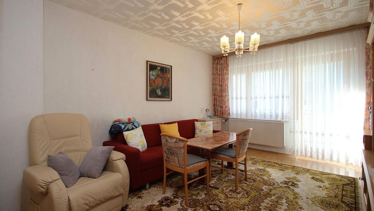 Wohnzimmer/Zugang Balkon