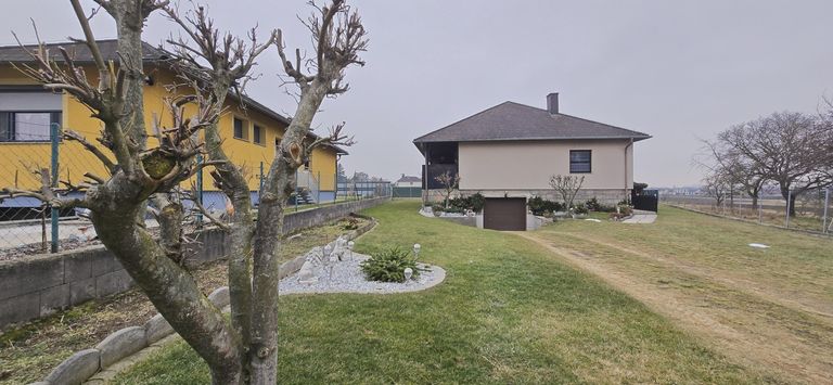 16 Haus Garageneinfahrt