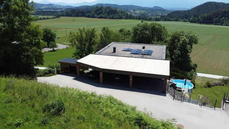 Drohnenaufnahme Zufahrt und Carport
