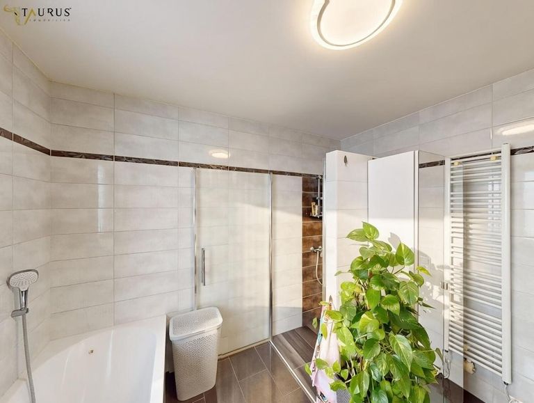 Bad mit Wanne und ebenerdiger Dusche