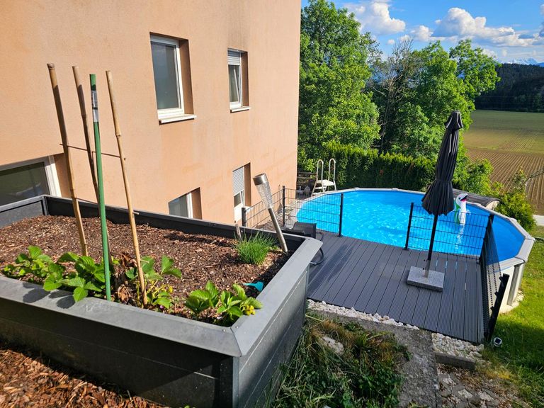 Hochbeet, Terrasse und Pool