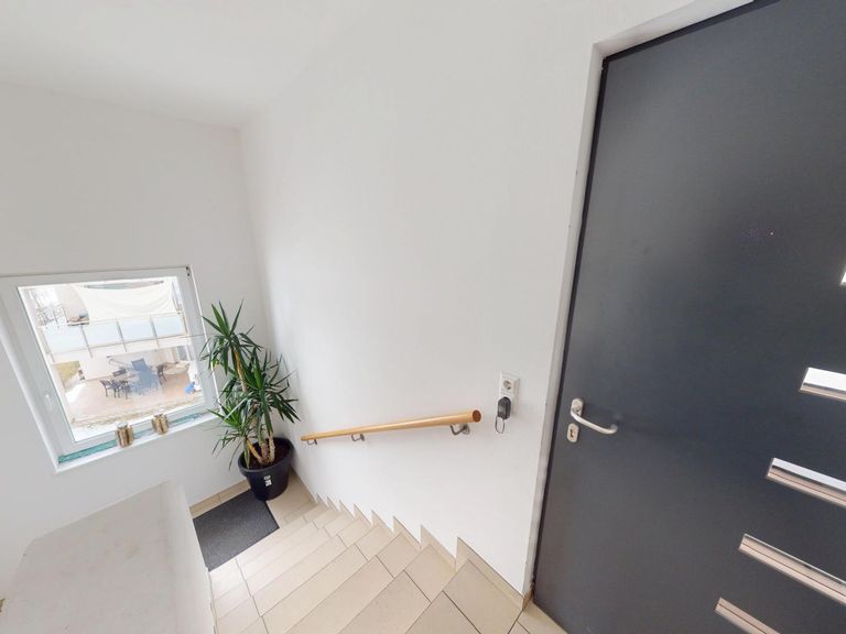 Hauseingangsbereich und Stiegenhaus