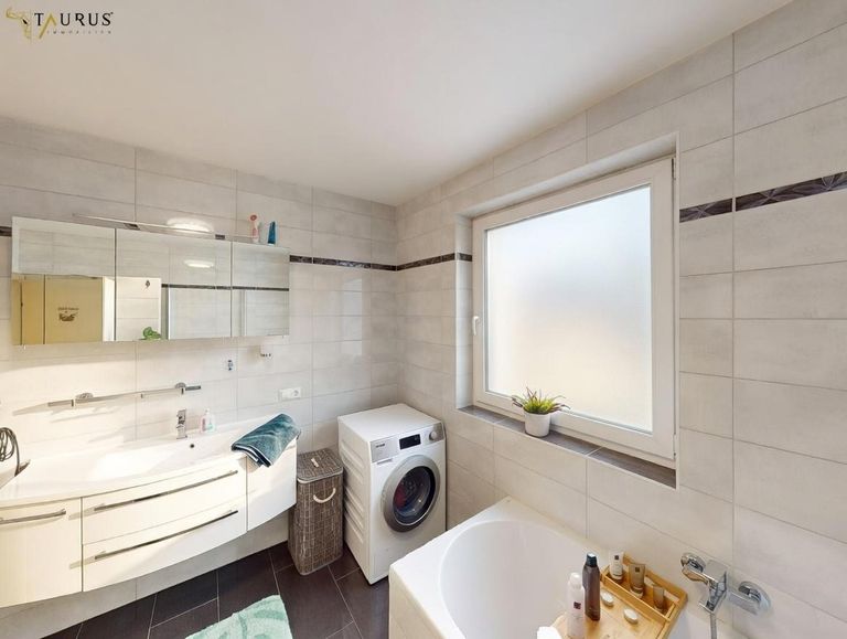 Bad mit Waschmaschinenanschluss und gr. Fenster