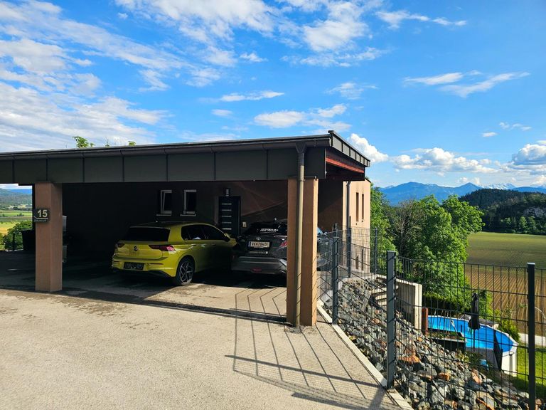 Carport und Umgebung