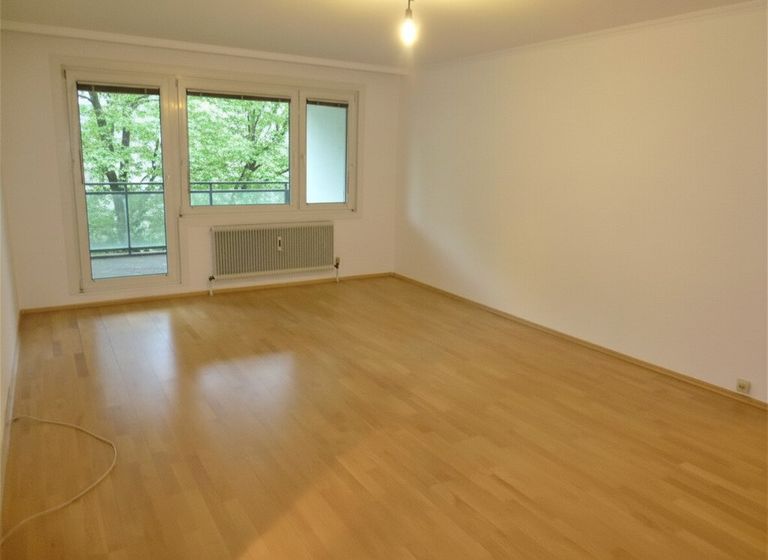 Wohnzimmer mit Blick auf Loggia