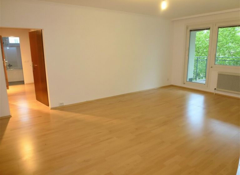 Wohnzimmer mit Blick auf Loggia