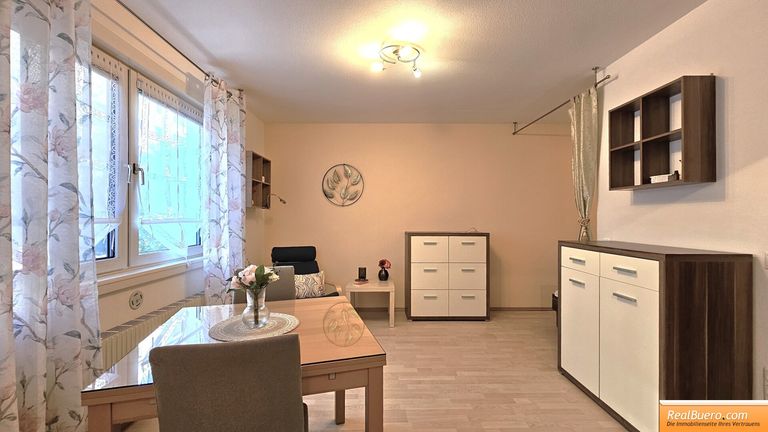 Wohnesszimmer mit Einbauküche und Schlafnische