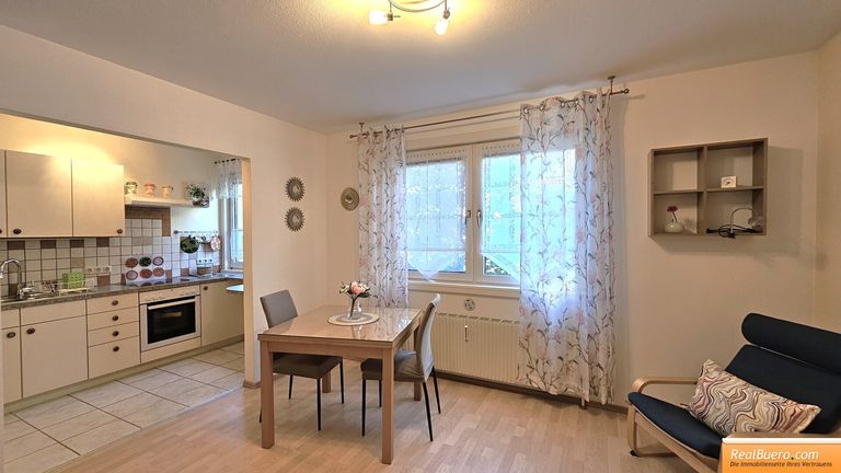 Wohnesszimmer mit Einbauküche und Schlafnische