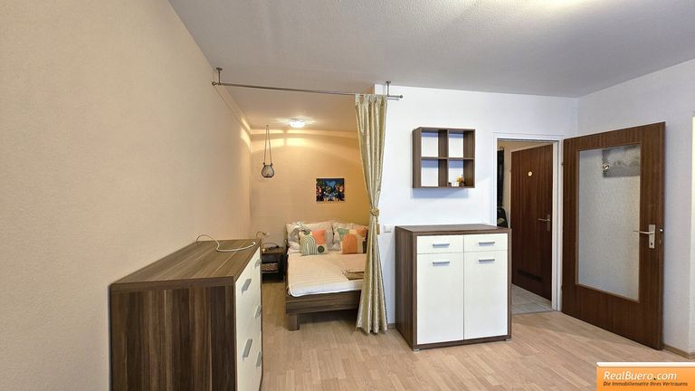 Wohnesszimmer mit Einbauküche und Schlafnische