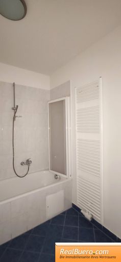 Badezimmer mit Wanne, Handwaschbecken, Waschmaschinenanschluss, Handtuchtrockner