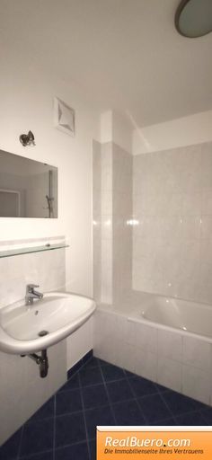 Badezimmer mit Wanne, Handwaschbecken, Waschmaschinenanschluss, Handtuchtrockner