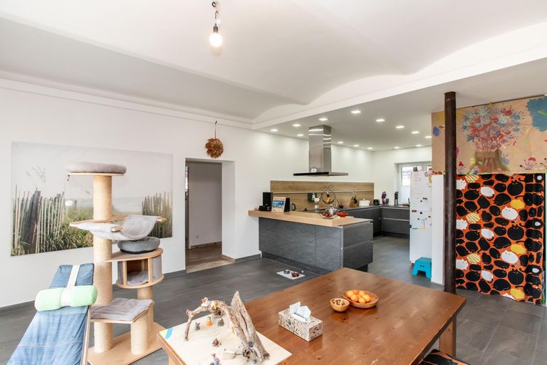 Essbereich mit Blick in die Markenküche