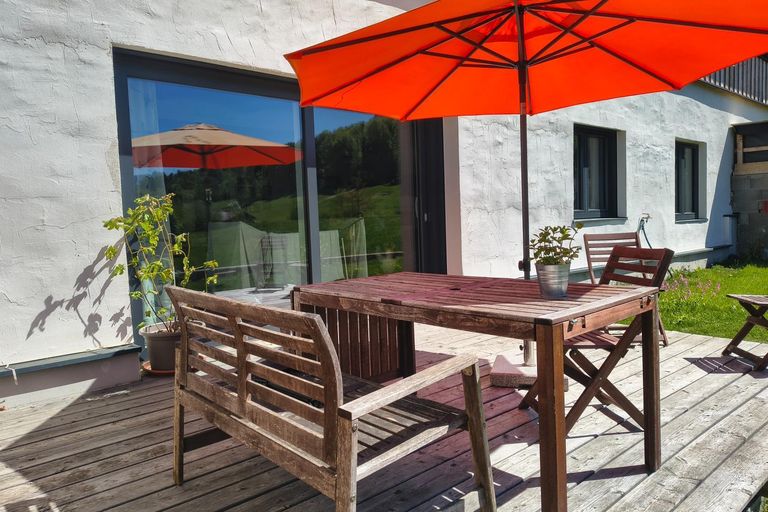 Terrasse mit Eingang in den Wohn- und Essbereich~2
