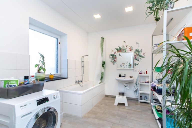 Badezimmer mit Fenster