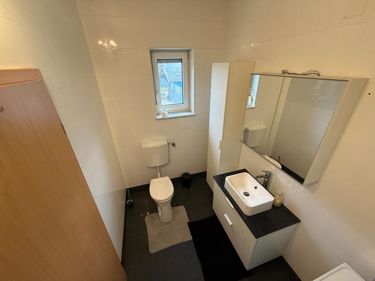 Bad mit Dusche, WC und Waschmaschinenanschluss