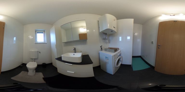 Bad mit Dusche & WC % Waschmaschinenanschluss