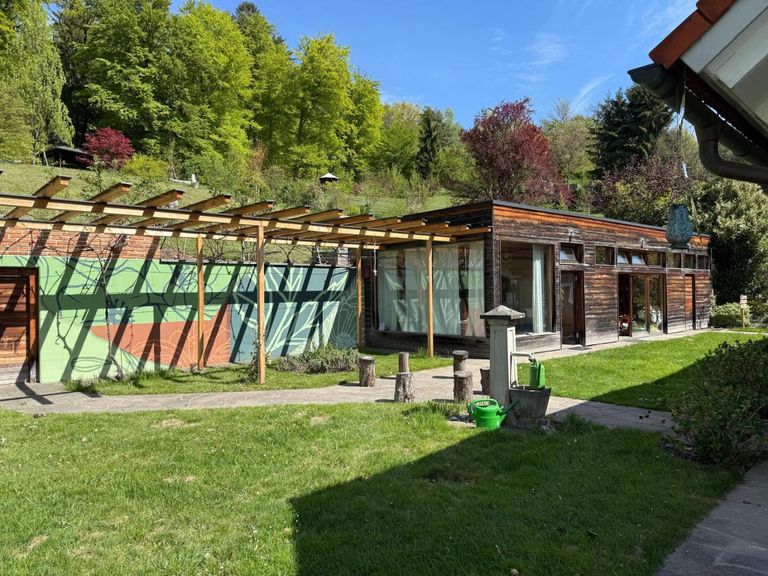 Nebengebäude, Laube, Brunnen