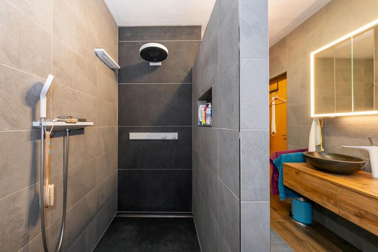 begehbare Dusche im Badezimmer EG