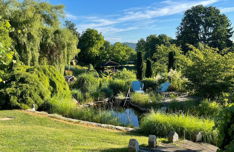 Kleiner Schwimmteich mit Badesteg