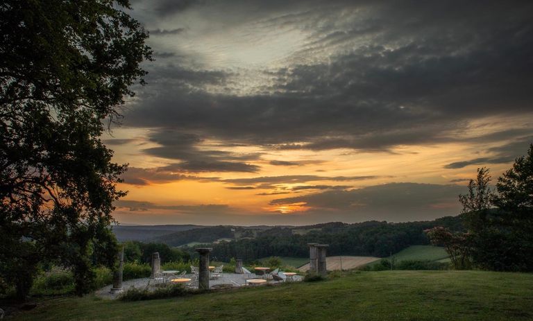 Antikes Säulenrondell im Sonnenaufgang