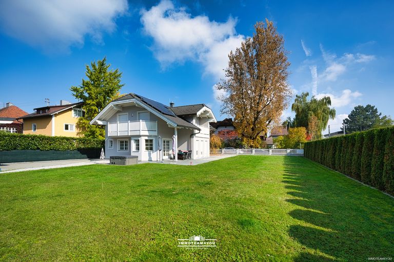 Blick auf das große Grundstück