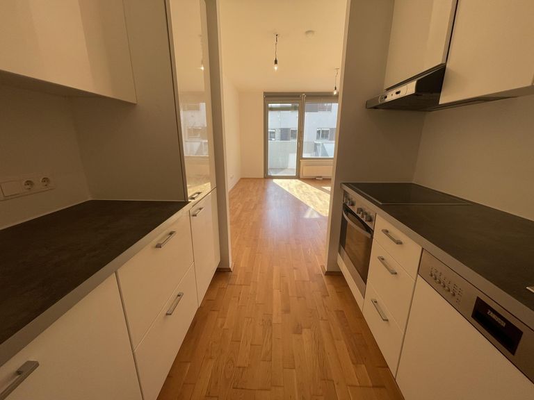 Blick von Küche ins Wohnzimmer