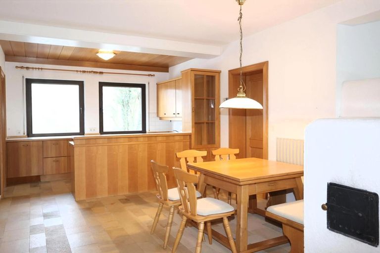 Essen/Kochen/Wohnen mit zentralem Kachelofen