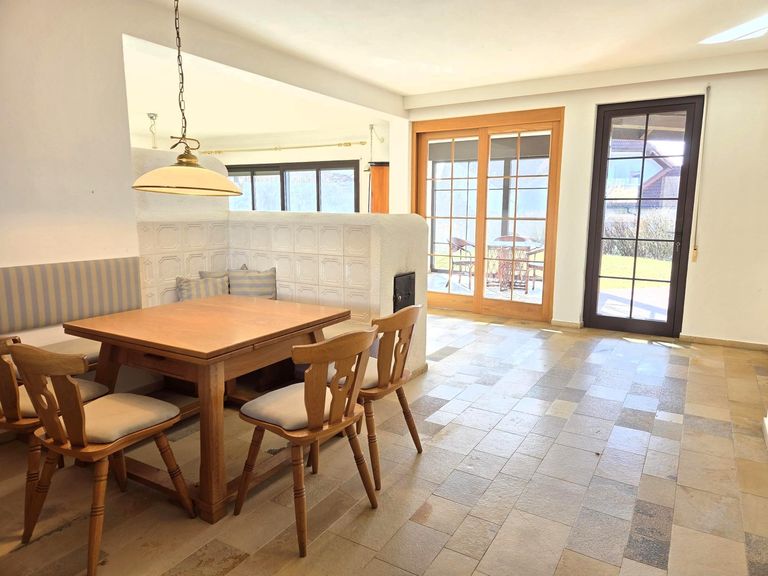 Wohnbereich mit Wintergarten- und Terrassenausgang