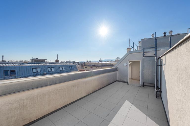 Südseitige Terrasse- Boden Retouched